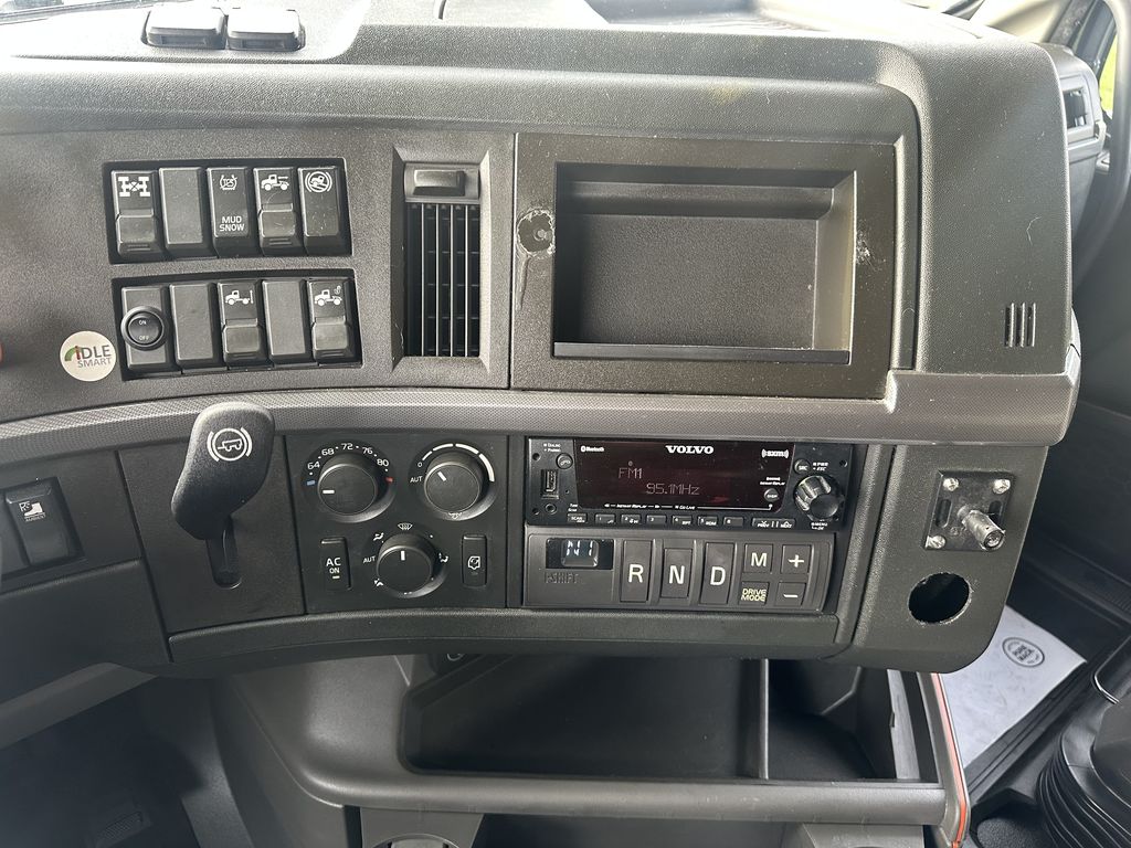 Slide images of 2024 VOLVO VNL64T760