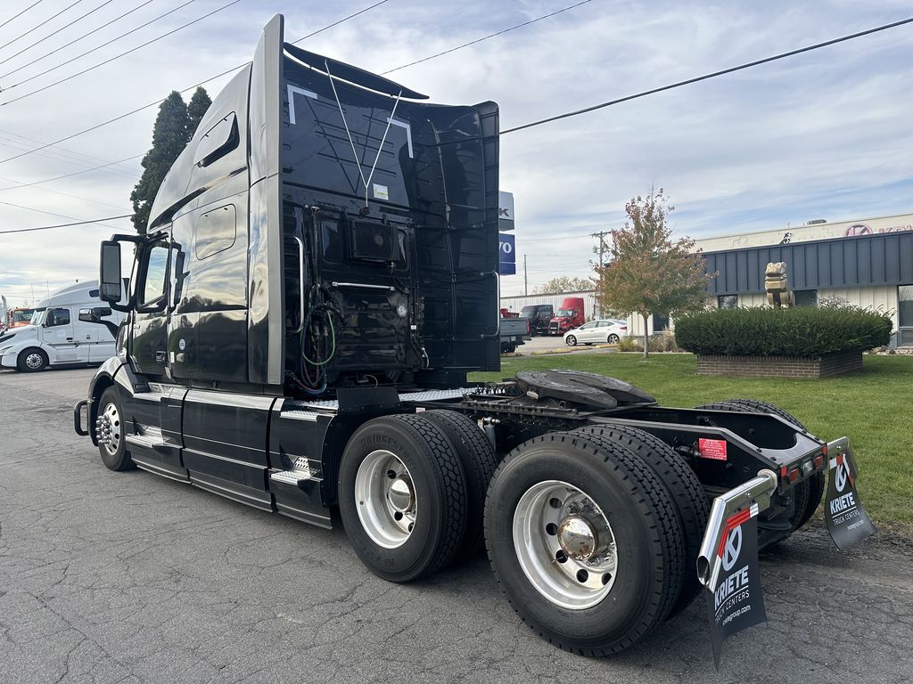 Slide images of 2024 VOLVO VNL64T760