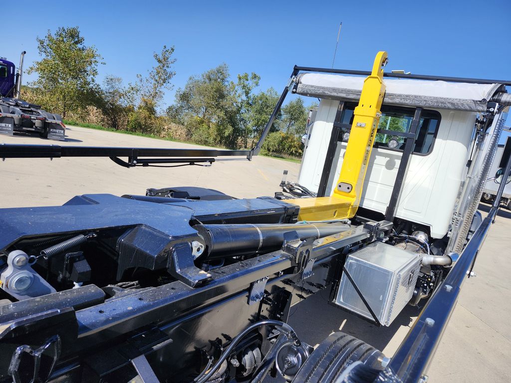 Slide images of 2027 MACK GR84B