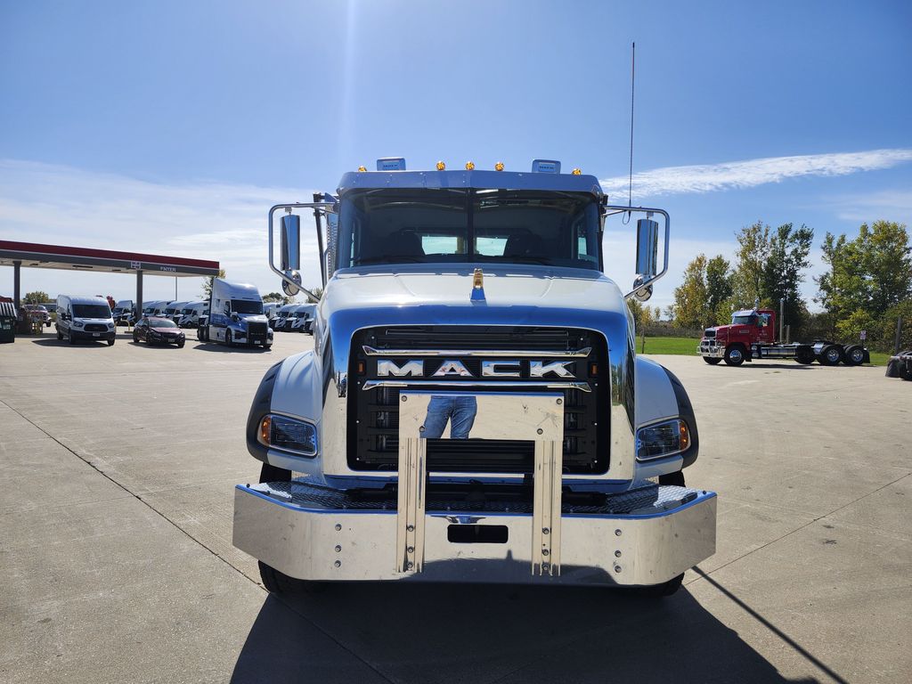 Slide images of 2027 MACK GR84B