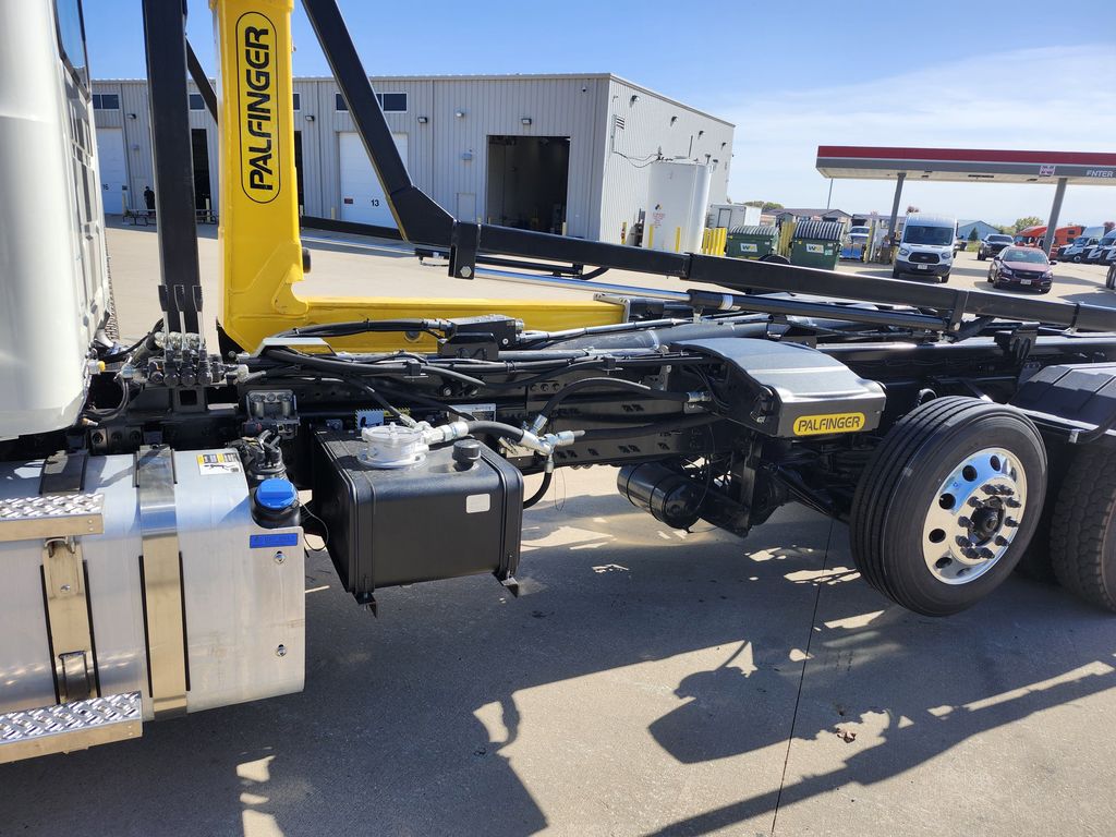 Slide images of 2027 MACK GR84B