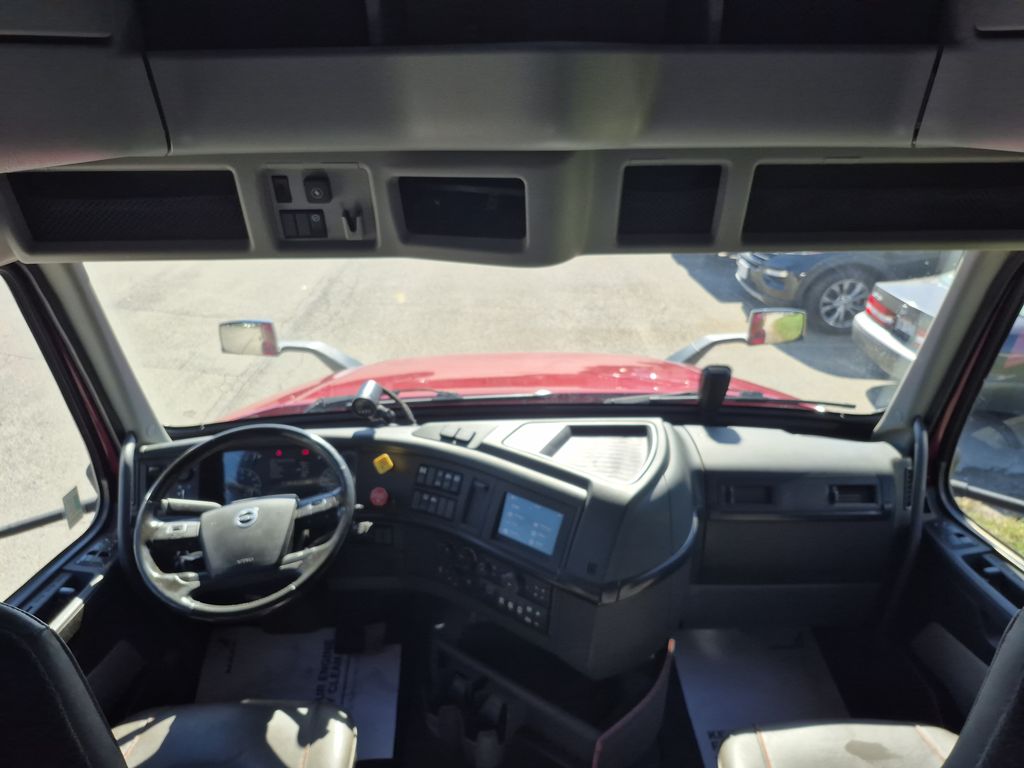 Slide images of 2024 VOLVO VNL64T860