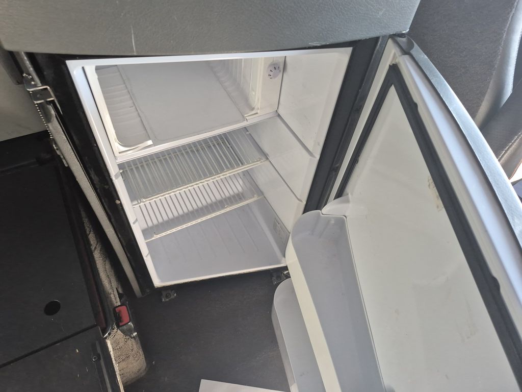 Slide images of 2024 VOLVO VNL64T860