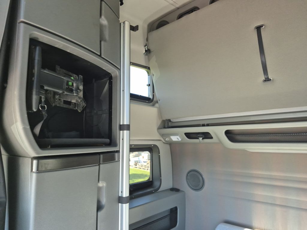 Slide images of 2024 VOLVO VNL64T860