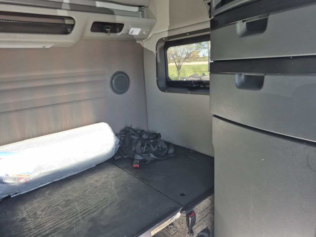 Slide images of 2024 VOLVO VNL64T860