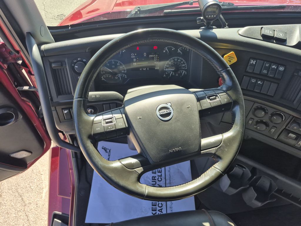 Slide images of 2024 VOLVO VNL64T860
