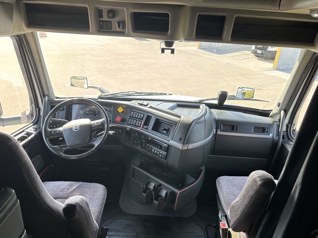 Slide images of 2020 VOLVO VNL64T760