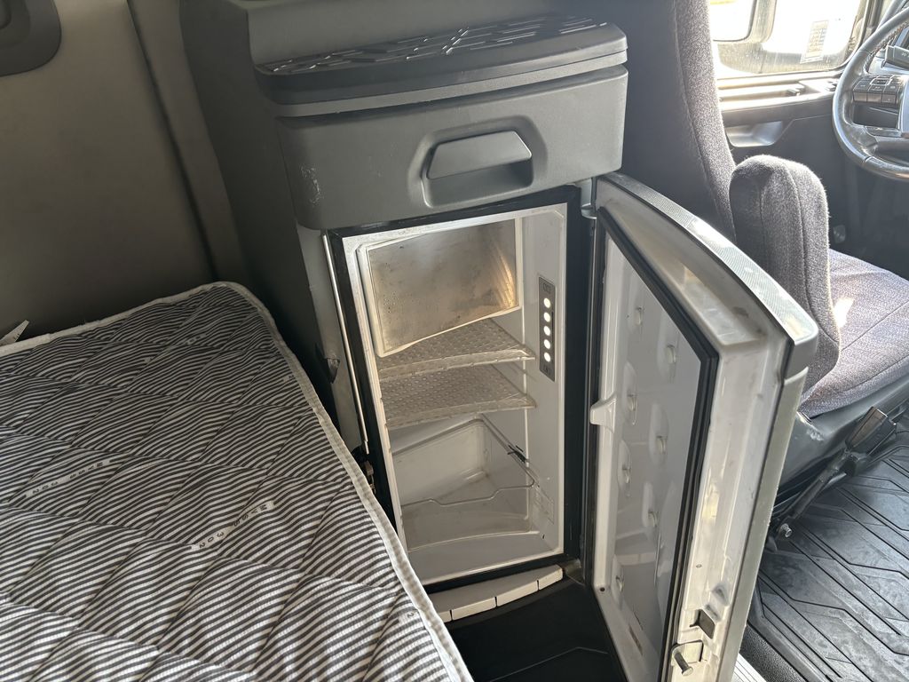 Slide images of 2020 VOLVO VNL64T760