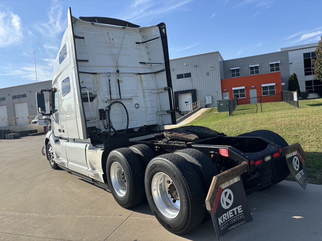 Slide images of 2020 VOLVO VNL64T760