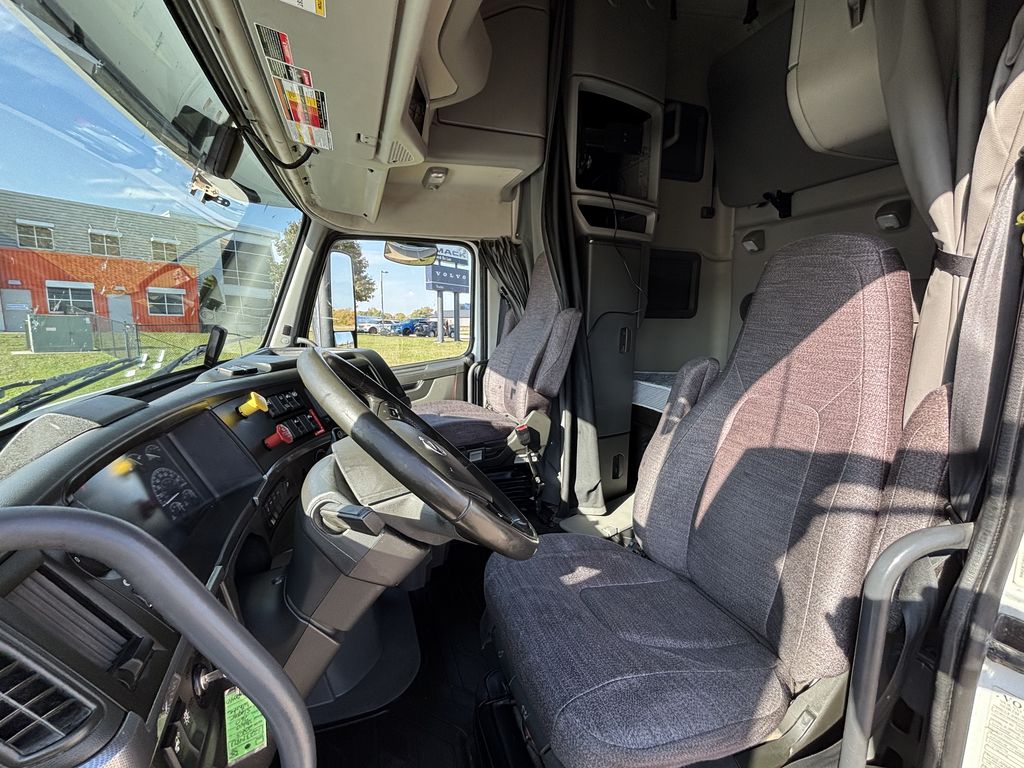 Slide images of 2020 VOLVO VNL64T760