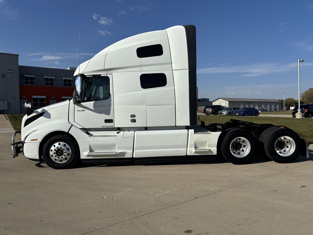 Slide images of 2020 VOLVO VNL64T760
