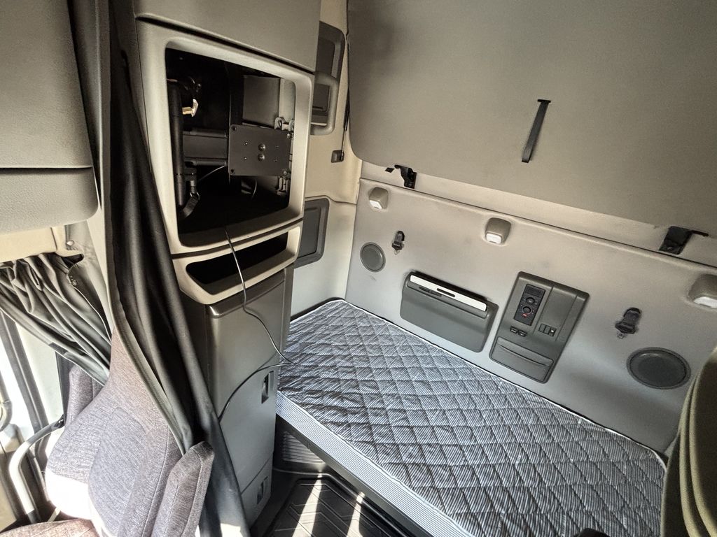 Slide images of 2020 VOLVO VNL64T760