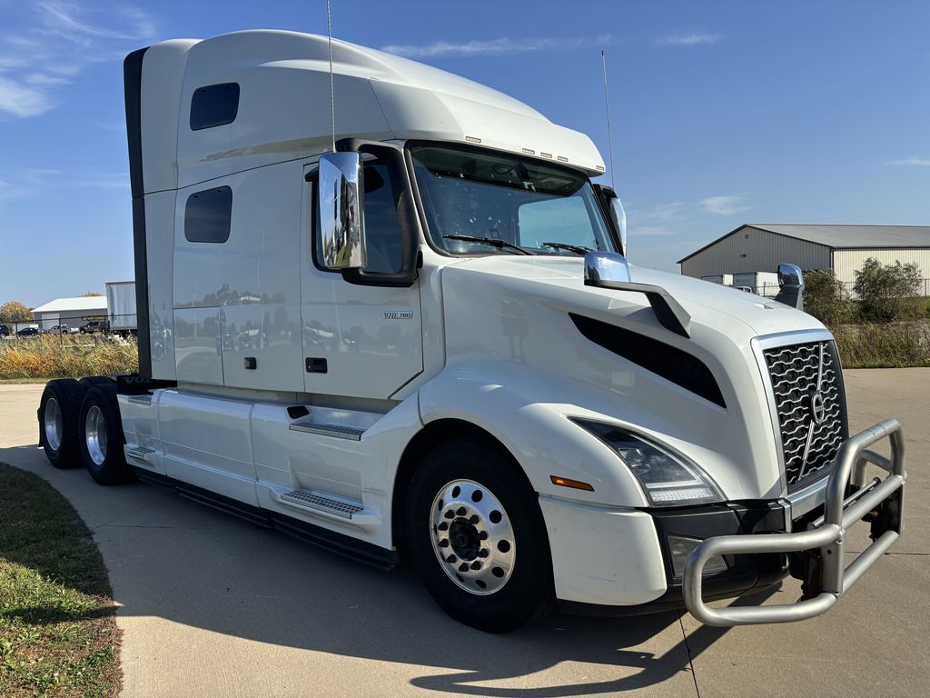 Slide images of 2020 VOLVO VNL64T760