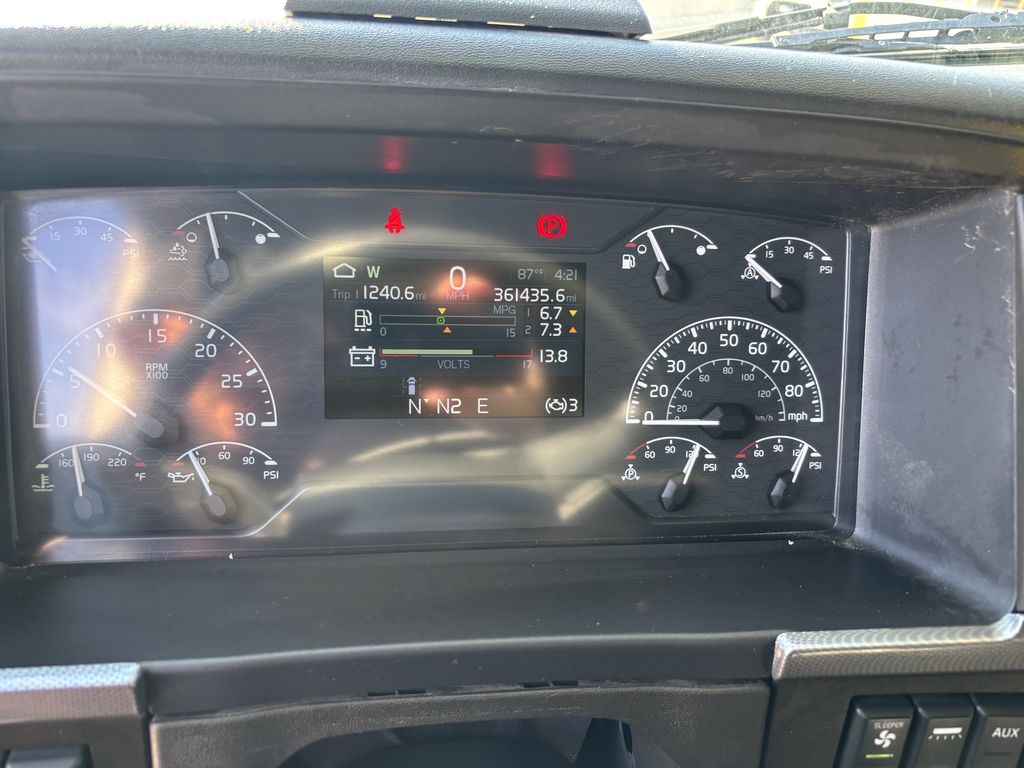 Slide images of 2020 VOLVO VNL64T760